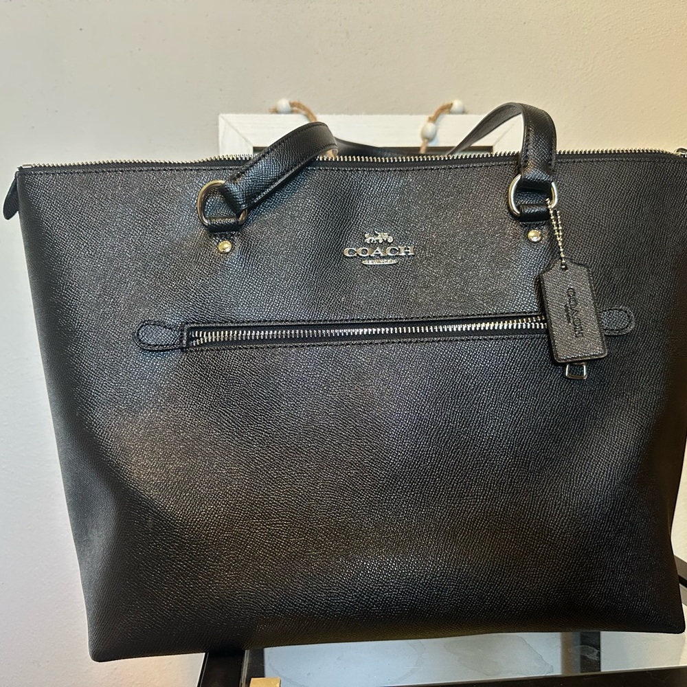 Coach Gallery Tote
Crossgrain Leather Black silver F79608